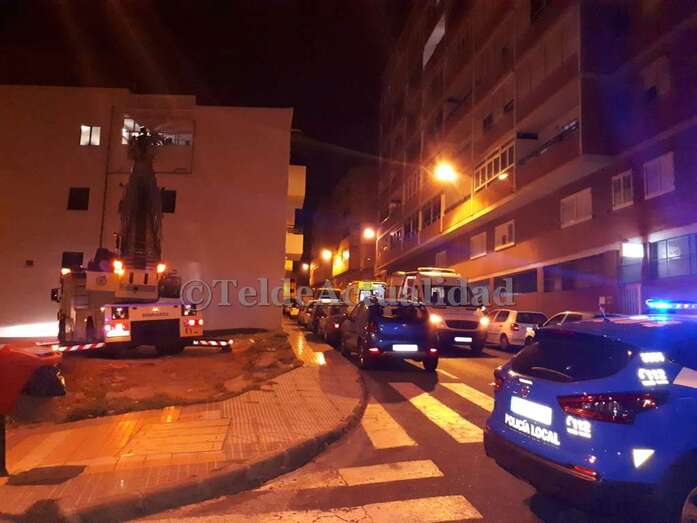 El vehiculo autoescalera actuando en la zona (Foto TA)